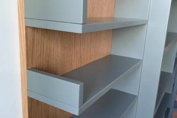 Prateleiras de madeira